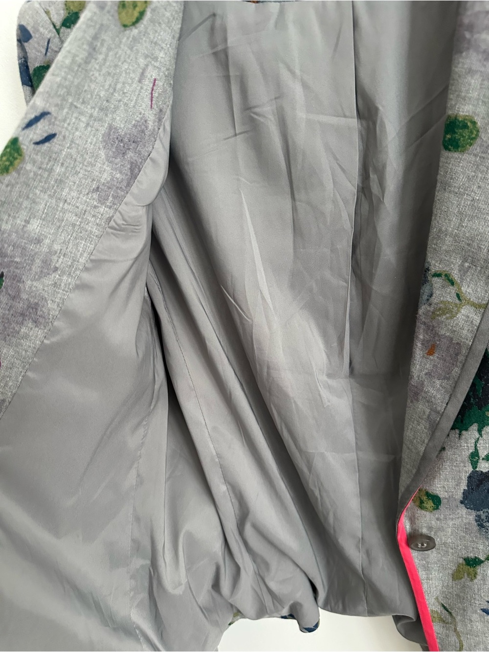 Elizabeth and James Gray Floral Single-Button Blazer with Red and grey Silk Trim - Picture 8 of 10